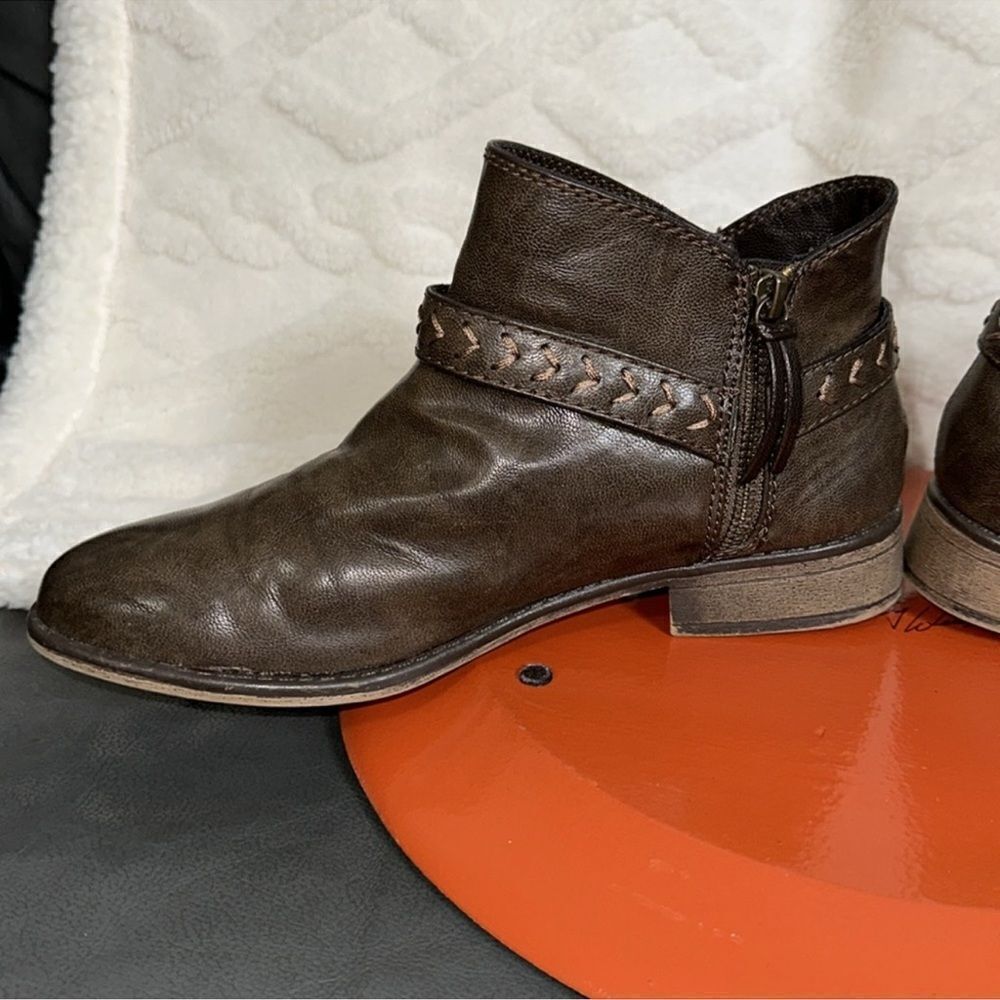ROXY 9 Brown Faux Leather Embroidered Ankle Zip Saddle Boots - Picture 10 of 15